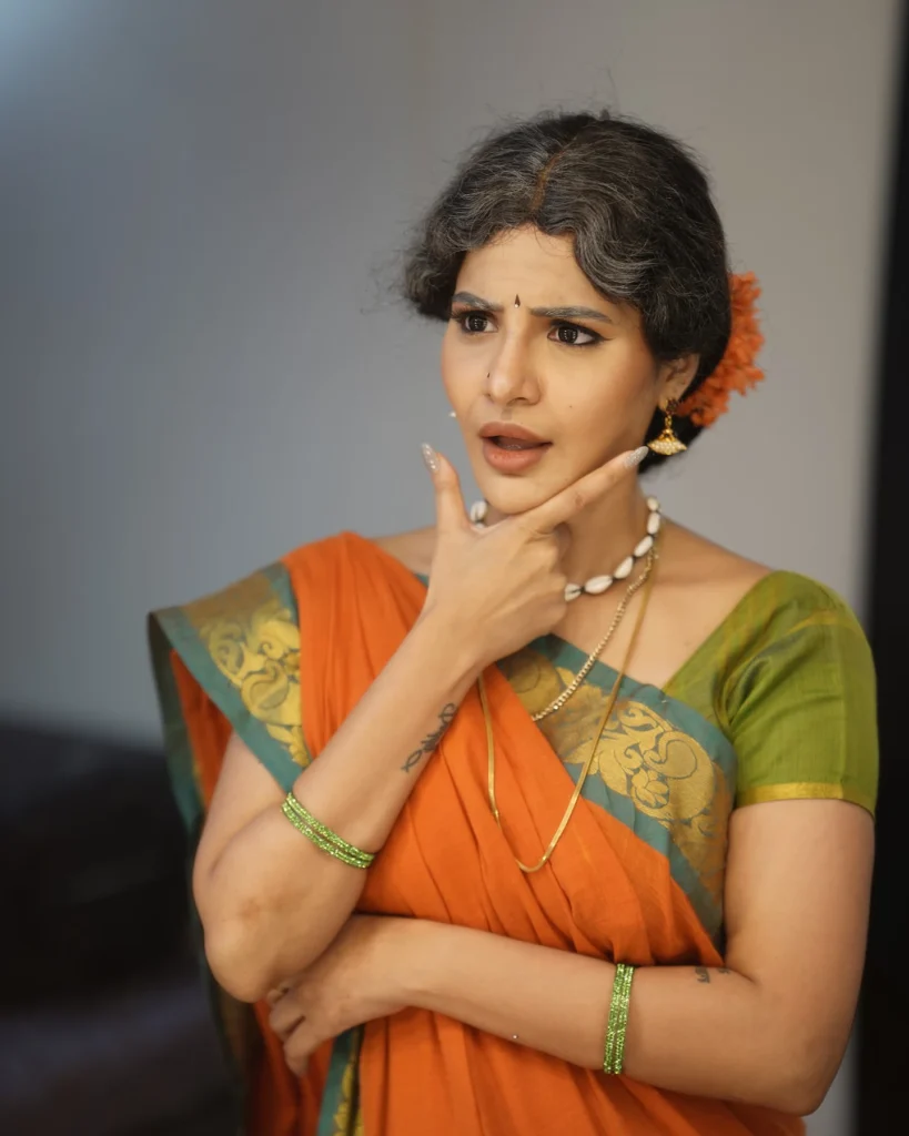 Ashu Reddy Shares Old Getup Photos goes Viral 