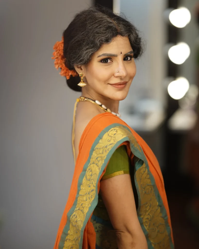 Ashu Reddy Shares Old Getup Photos goes Viral 