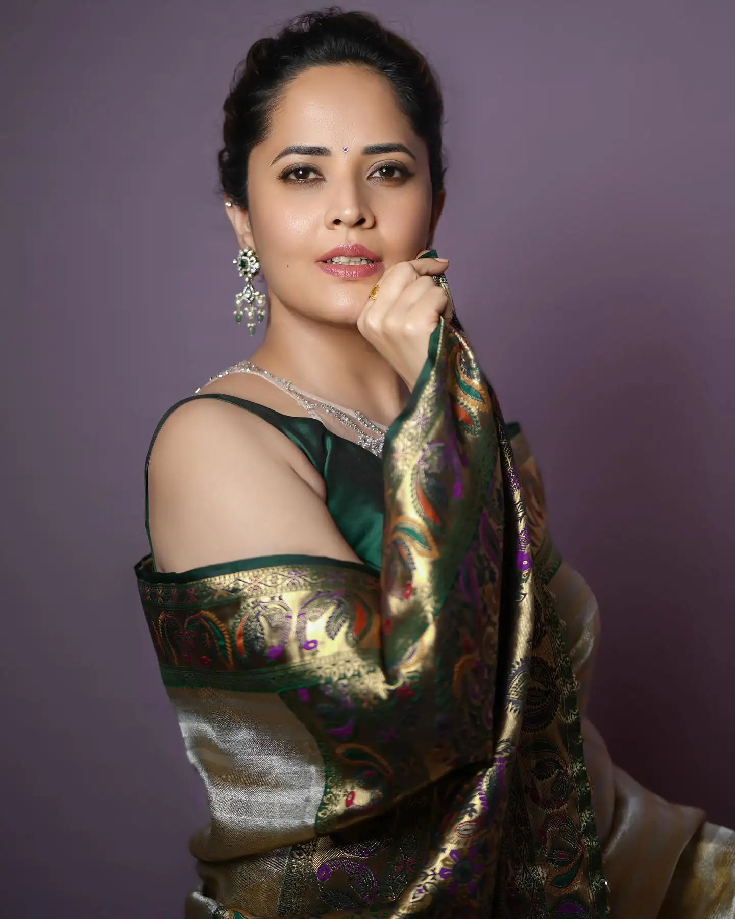 Anasuya Bharadwaj Stunning Looks in Saree