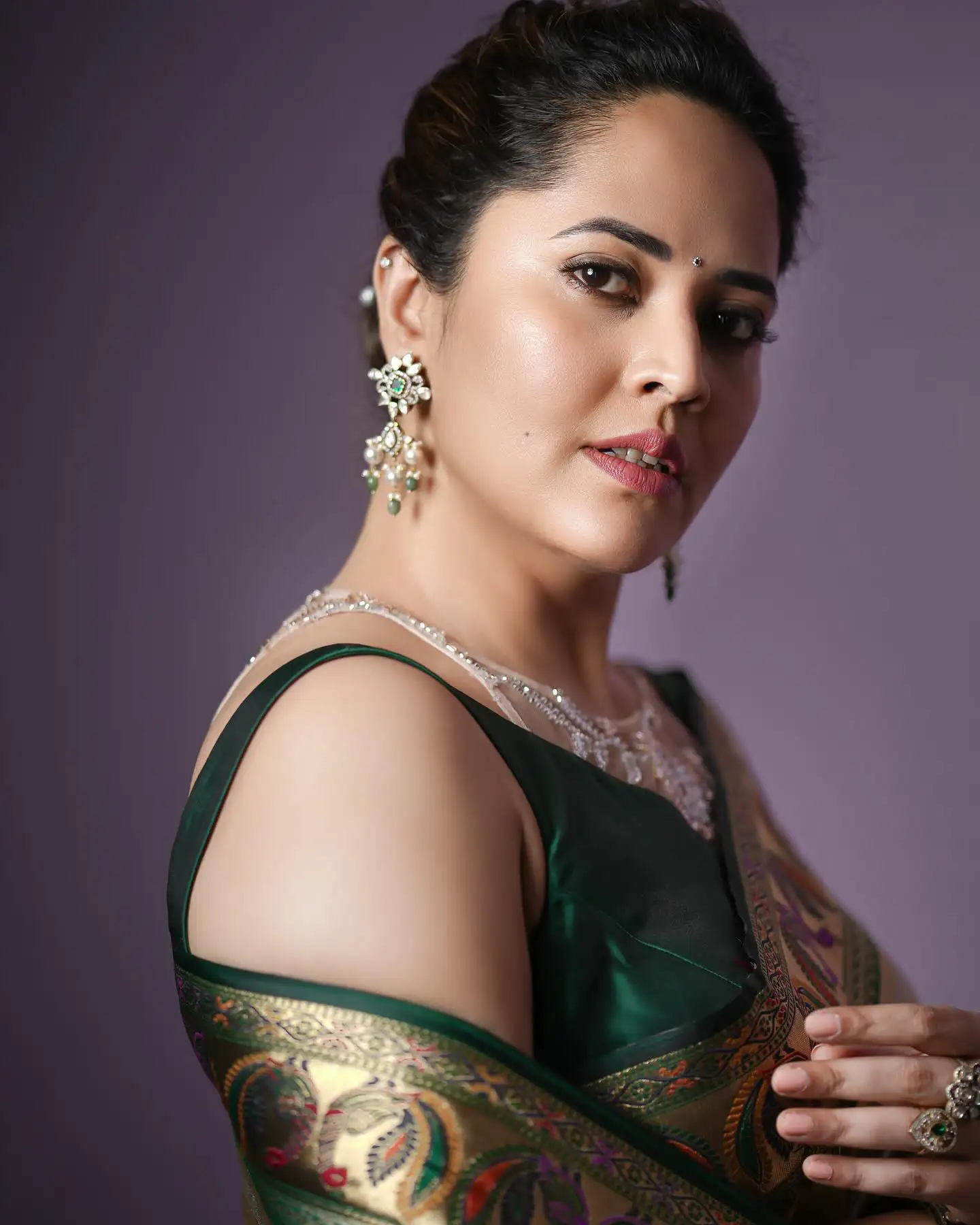 Anasuya Bharadwaj Stunning Looks in Saree