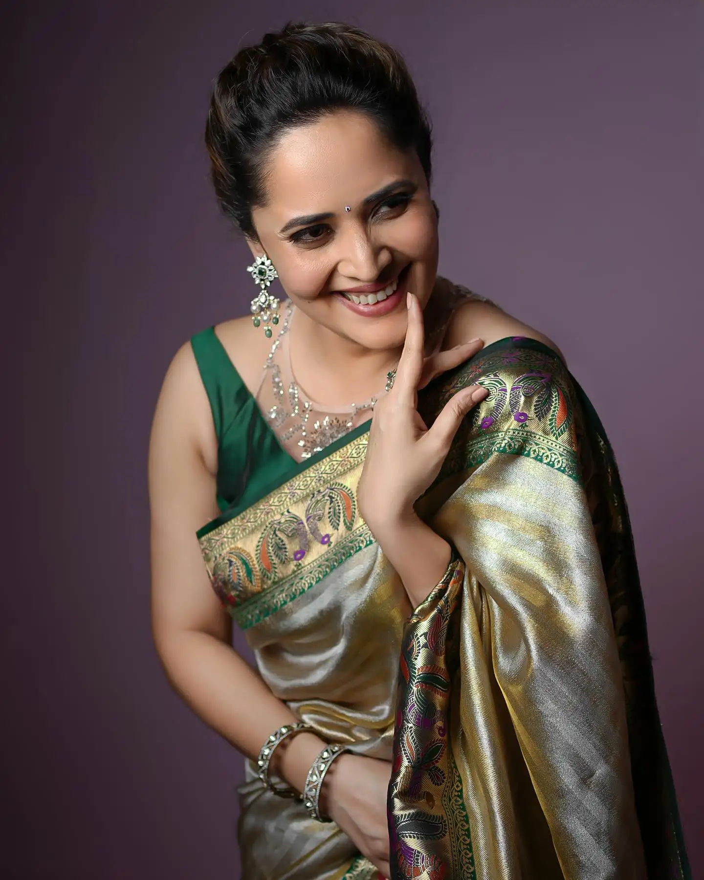 Anasuya Bharadwaj Stunning Looks in Saree
