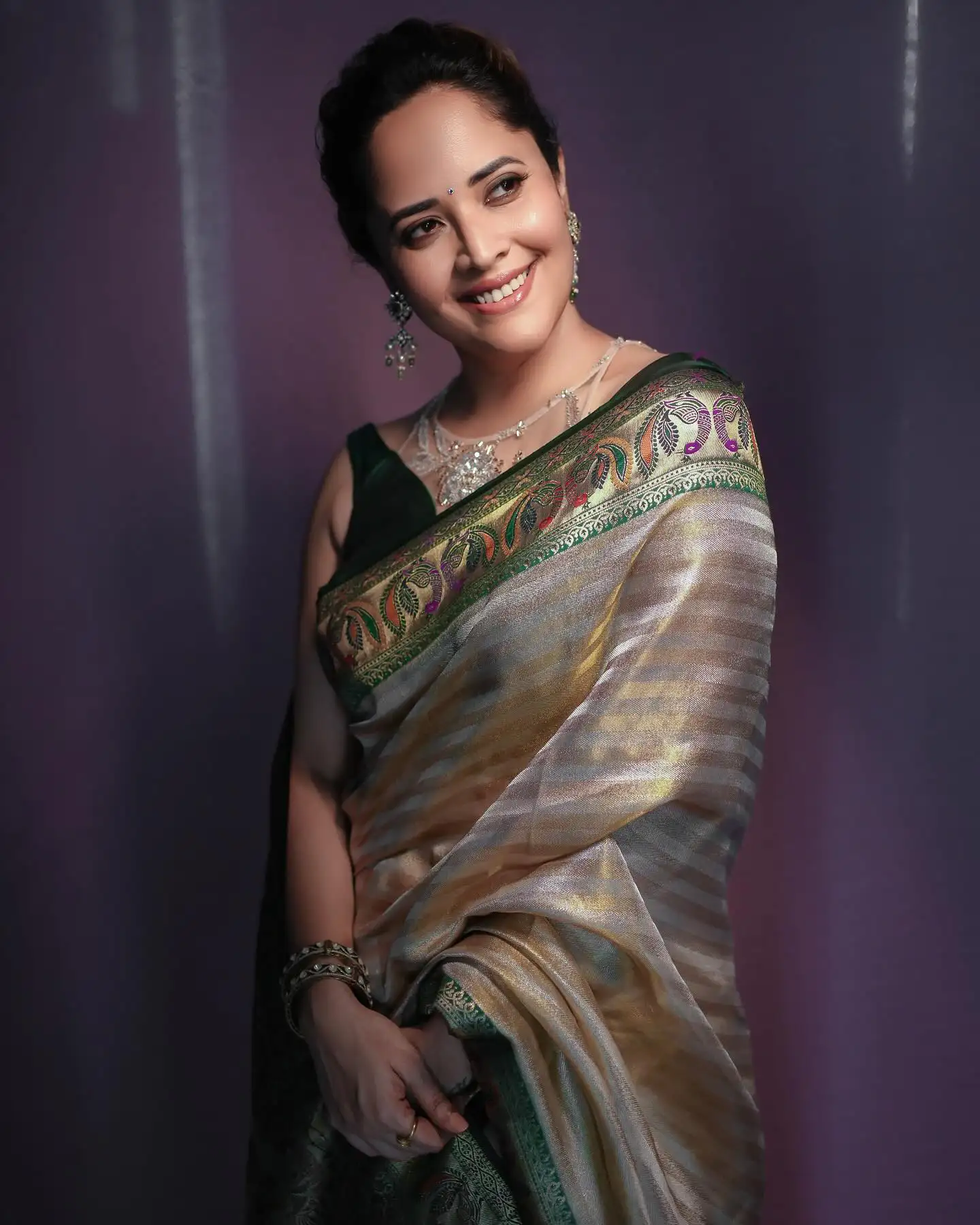 Anasuya Bharadwaj Stunning Looks in Saree