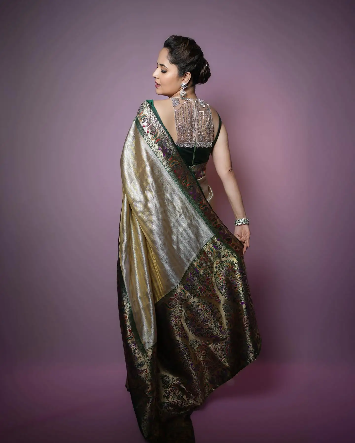 Anasuya Bharadwaj Stunning Looks in Saree
