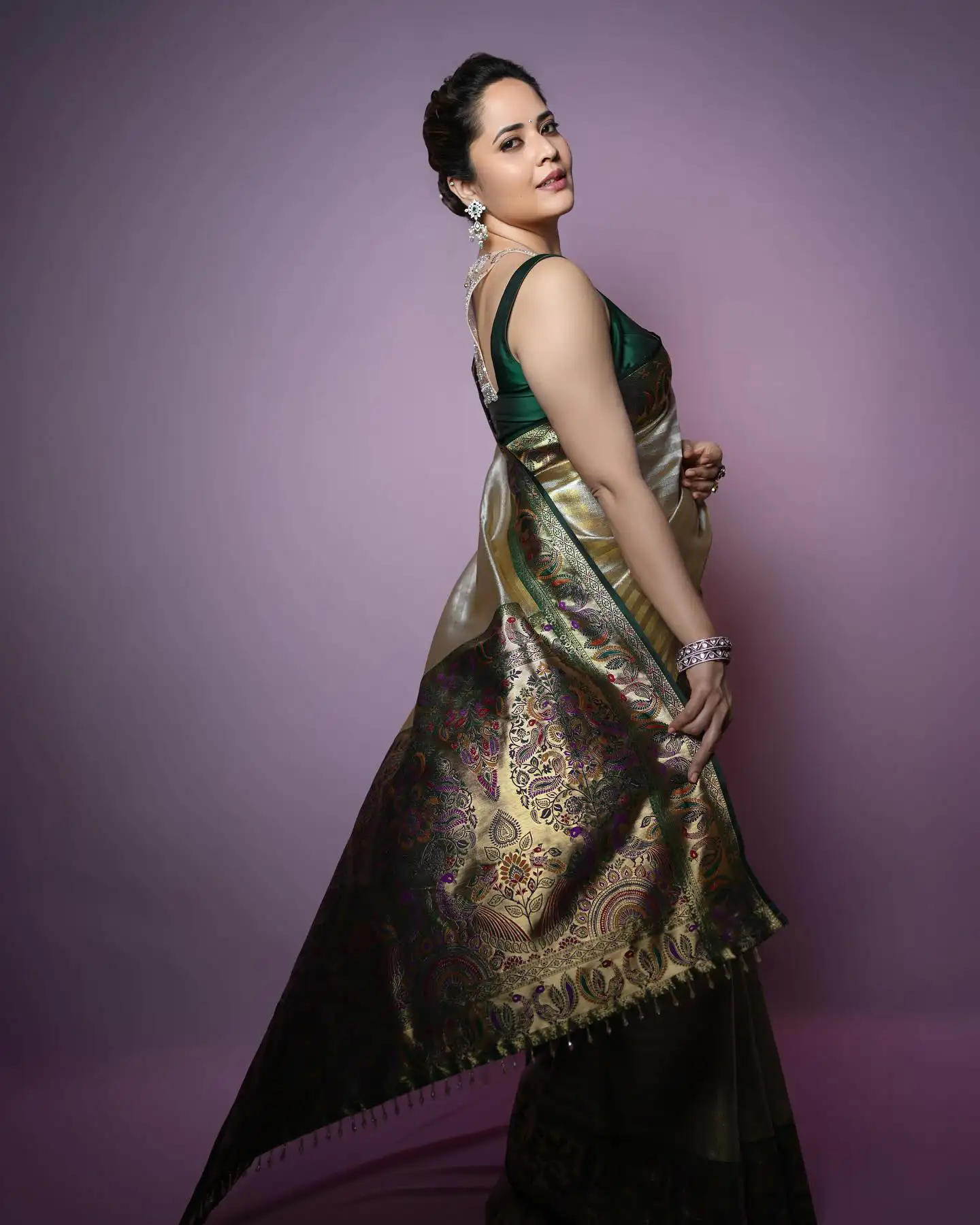 Anasuya Bharadwaj Stunning Looks in Saree