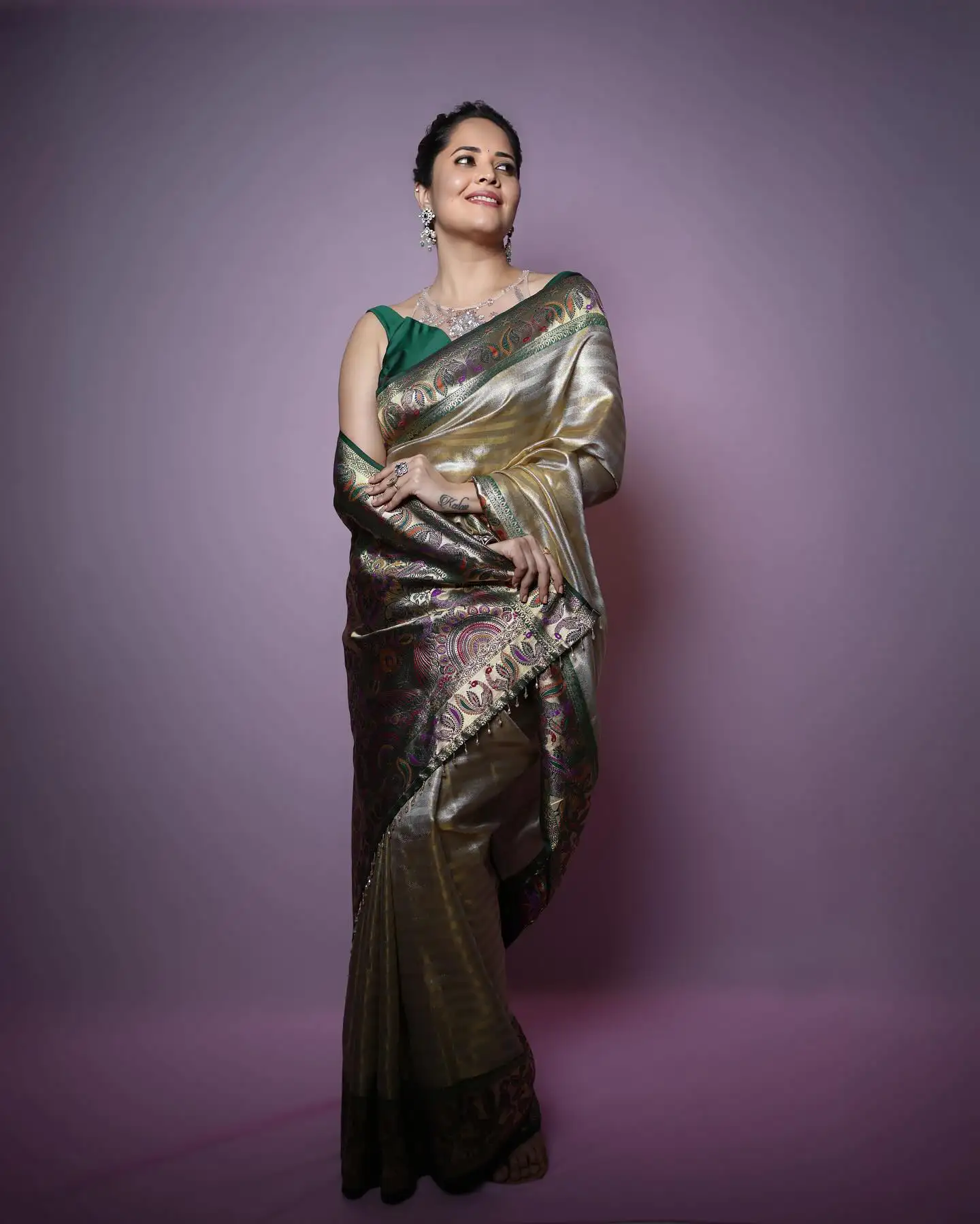 Anasuya Bharadwaj Stunning Looks in Saree