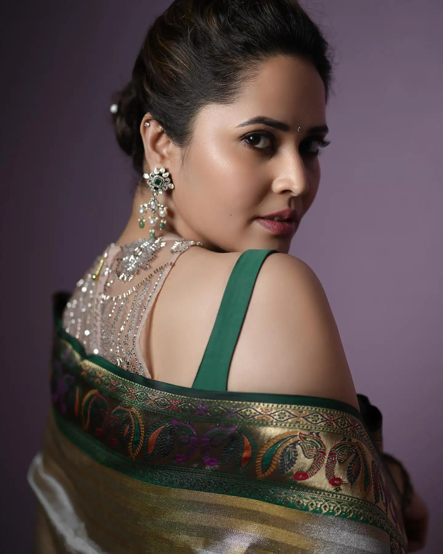 Anasuya Bharadwaj Stunning Looks in Saree