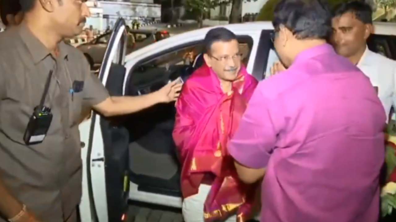Arvind Kejriwal: కుటుంబ సభ్యులతో కలిసి తిరుమల శ్రీవారిని దర్శించుకున్న కేజ్రీవాల్ Arvind Kejriwal: కుటుంబ సభ్యులతో కలిసి తిరుమల శ్రీవారిని దర్శించుకున్న కేజ్రీవాల్