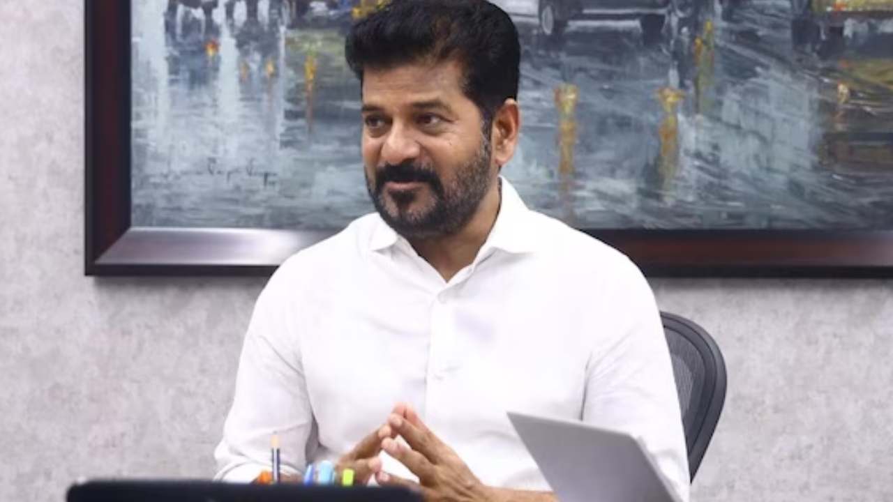 ఏడాది పాలనపై విజయోత్సవాలకు కాంగ్రెస్ ప్లాన్.. ఓ హామీ అమలు, మరో పథకం గైడ్లైన్స్పై కసరత్తు? ఏడాది పాలనపై విజయోత్సవాలకు కాంగ్రెస్ ప్లాన్.. ఓ హామీ అమలు, మరో పథకం గైడ్లైన్స్పై కసరత్తు?