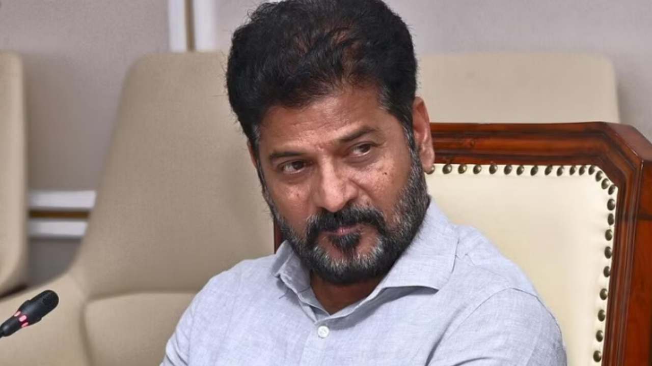 వసతి గృహాల్లో తరుచూ వివాదాస్పద ఘటనలపై రేవంత్ రెడ్డి ఆగ్రహం.. బాధ్యులపై వేటు వేయాలని కలెక్టర్లకు ఆదేశాలు వసతి గృహాల్లో తరుచూ వివాదాస్పద ఘటనలపై రేవంత్ రెడ్డి ఆగ్రహం.. బాధ్యులపై వేటు వేయాలని కలెక్టర్లకు ఆదేశాలు