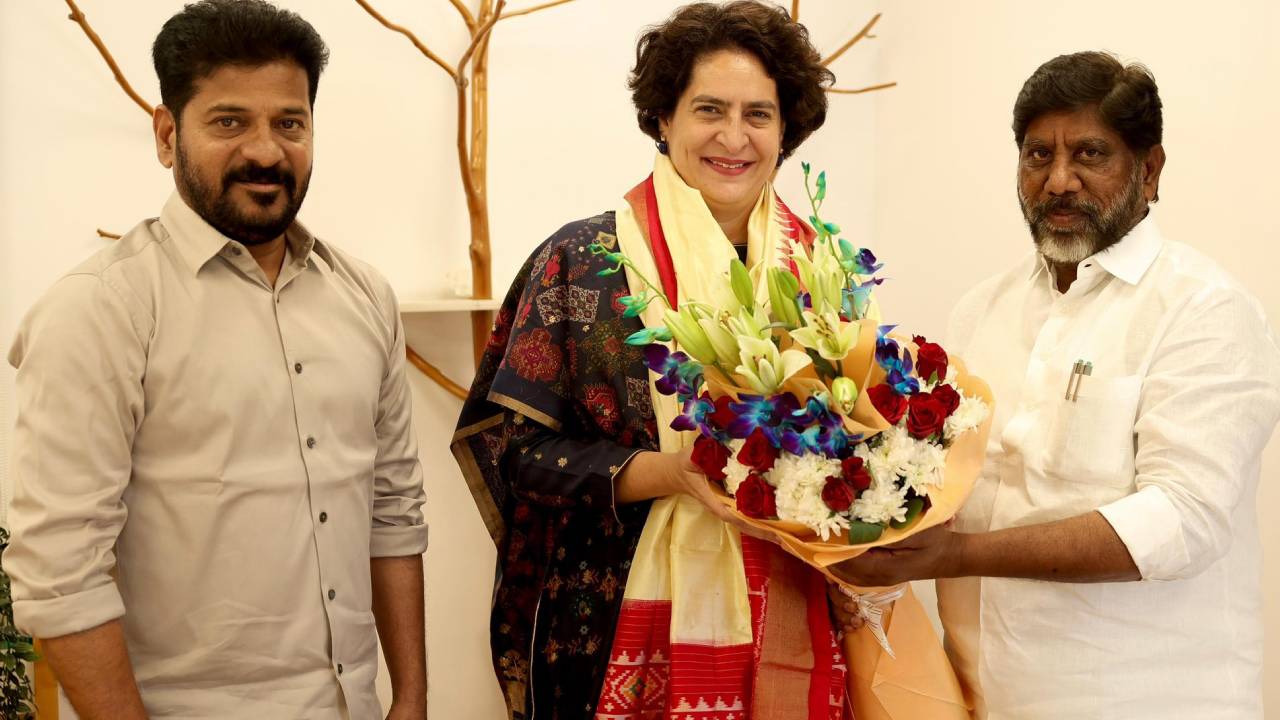 Priyanka Gandhi : ప్రియాంక గాంధీని కలిసి అభినందనలు తెలిపిన రేవంత్ రెడ్డి, భట్టి Priyanka Gandhi : ప్రియాంక గాంధీని కలిసి అభినందనలు తెలిపిన రేవంత్ రెడ్డి, భట్టి