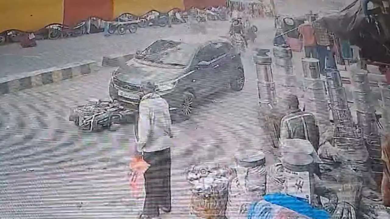 Viral Video : యూపీలో దారుణం.. బైక్ను ఢీకొట్టిన కారు.. 500 మీటర్లు ఈడ్చుకెళ్లింది.. వీడియో వైరల్! Viral Video : యూపీలో దారుణం.. బైక్ను ఢీకొట్టిన కారు.. 500 మీటర్లు ఈడ్చుకెళ్లింది.. వీడియో వైరల్!