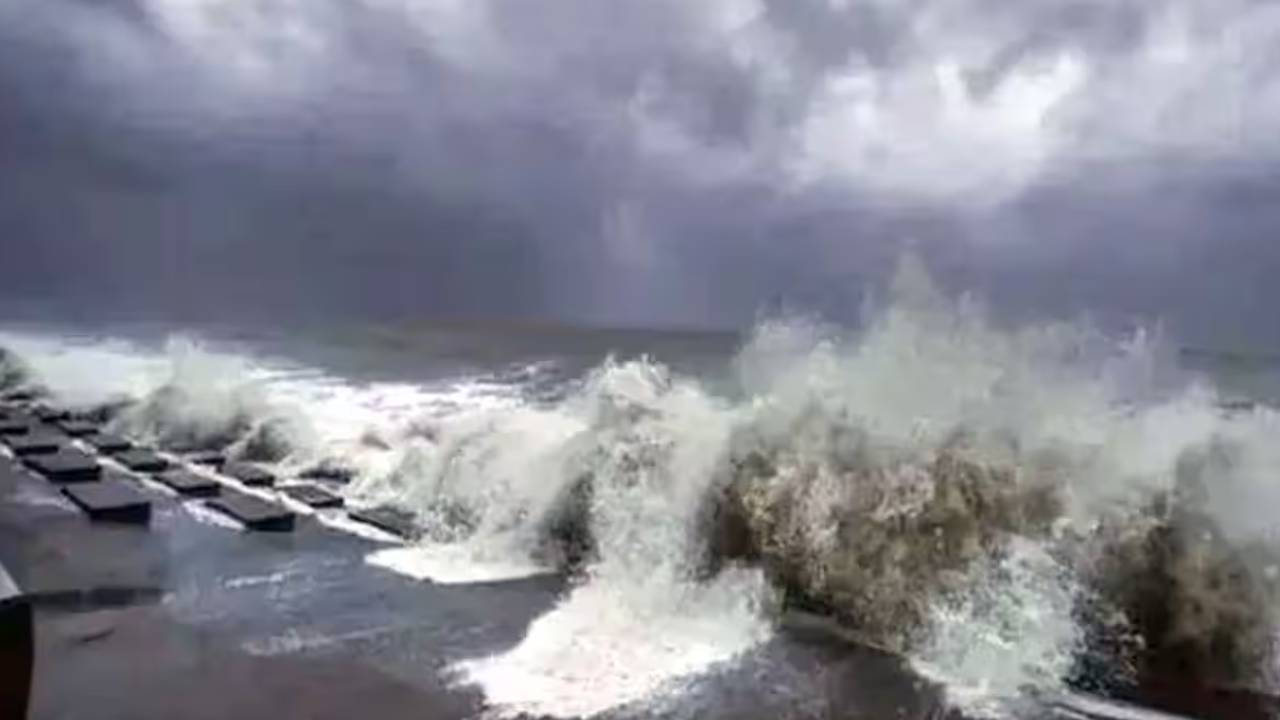 Cyclone Fengal : తుపానుగా మారిన తీవ్ర వాయుగుండం.. తెలుగు రాష్ట్రాల్లోని ఆ జిల్లాల్లో భారీ నుంచి అతిభారీ వర్షాలు Cyclone Fengal : తుపానుగా మారిన తీవ్ర వాయుగుండం.. తెలుగు రాష్ట్రాల్లోని ఆ జిల్లాల్లో భారీ నుంచి అతిభారీ వర్షాలు