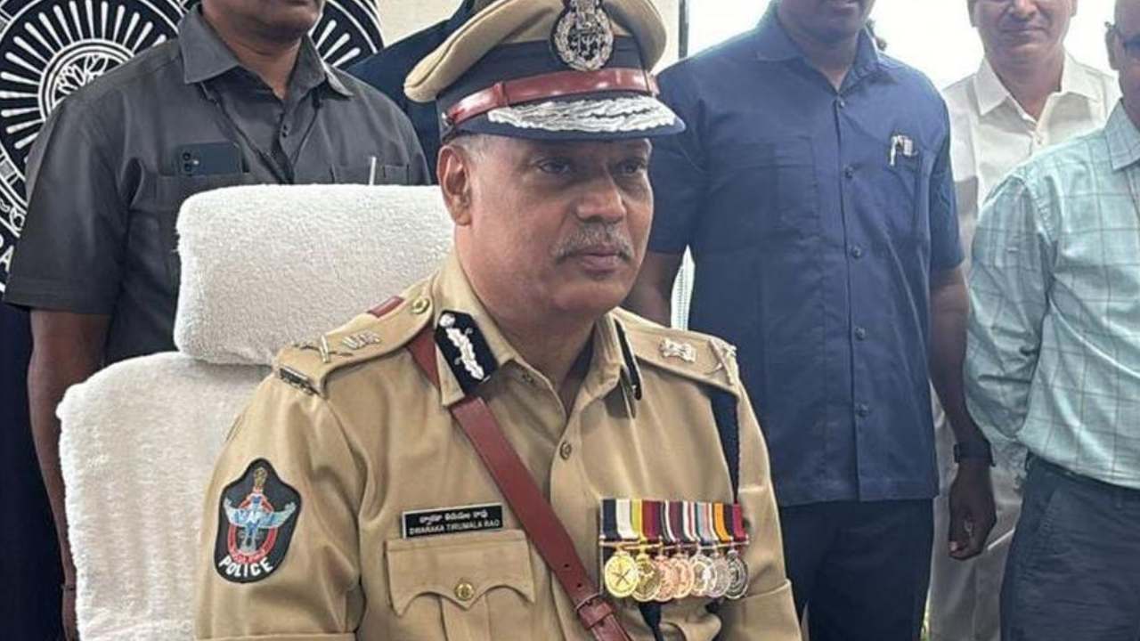 పవన్ కల్యాణ్ వ్యాఖ్యలపై స్పందించిన డీజీపీ ద్వారక తిరుమలరావు.. ఏమన్నారంటే? పవన్ కల్యాణ్ వ్యాఖ్యలపై స్పందించిన డీజీపీ ద్వారక తిరుమలరావు.. ఏమన్నారంటే?