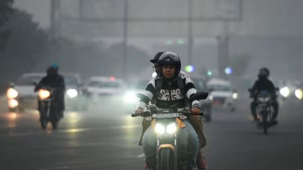 Delhi Air Quality: ఢిల్లీలో డేంజర్.. అత్యంత దారుణ స్థాయికి పడిపోయిన గాలి నాణ్యత.. అమల్లోకి జీఆర్ఏపీ-4 నిబంధనలు Delhi Air Quality: ఢిల్లీలో డేంజర్.. అత్యంత దారుణ స్థాయికి పడిపోయిన గాలి నాణ్యత.. అమల్లోకి జీఆర్ఏపీ-4 నిబంధనలు