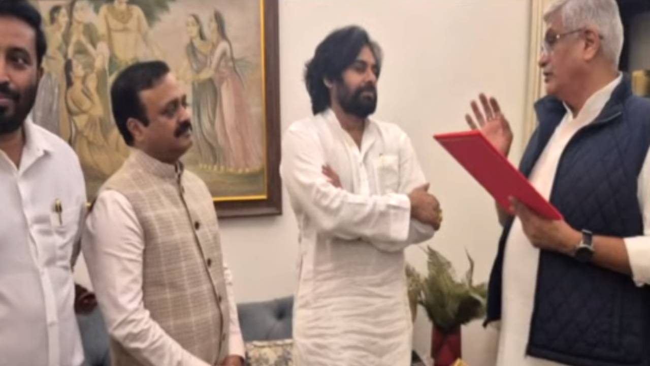 Pawan Kalyan Delhi Tour: ఢిల్లీలో పవన్ కల్యాణ్ బిజీబిజీ.. కేంద్ర మంత్రులతో భేటీ.. రేపు ప్రధాని మోదీని కలవనున్న పవన్ Pawan Kalyan Delhi Tour: ఢిల్లీలో పవన్ కల్యాణ్ బిజీబిజీ.. కేంద్ర మంత్రులతో భేటీ.. రేపు ప్రధాని మోదీని కలవనున్న పవన్