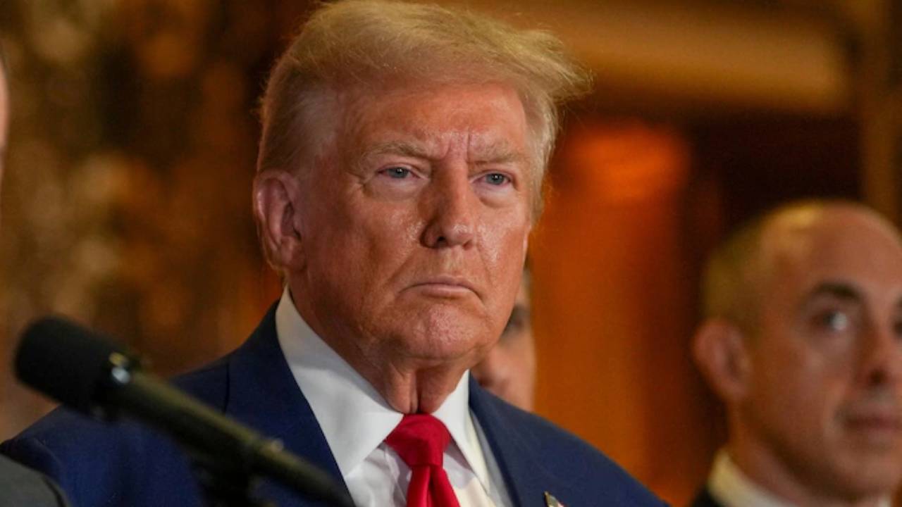 Donald Trump: కేసు కొట్టివేత.. డొనాల్డ్ ట్రంప్నకు భారీ ఊరట Donald Trump: కేసు కొట్టివేత.. డొనాల్డ్ ట్రంప్నకు భారీ ఊరట