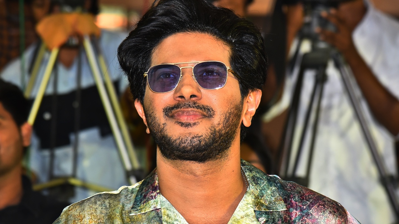 Dulquer Salmaan : మహానటి కోసం వచ్చినప్పుడు నాకు తెలుగు రాదు అన్నాను.. కానీ ఇవాళ.. లక్కీ భాస్కర్ సక్సెస్ మీట్ లో దుల్కర్ వ్యాఖ్యలు.. Dulquer Salmaan : మహానటి కోసం వచ్చినప్పుడు నాకు తెలుగు రాదు అన్నాను.. కానీ ఇవాళ.. లక్కీ భాస్కర్ సక్సెస్ మీట్ లో దుల్కర్ వ్యాఖ్యలు..