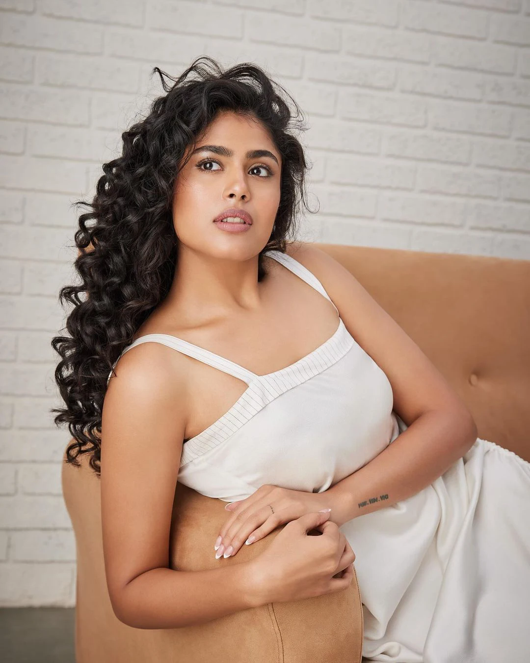 Faria Abdullah Sizzling Photos in White Dress