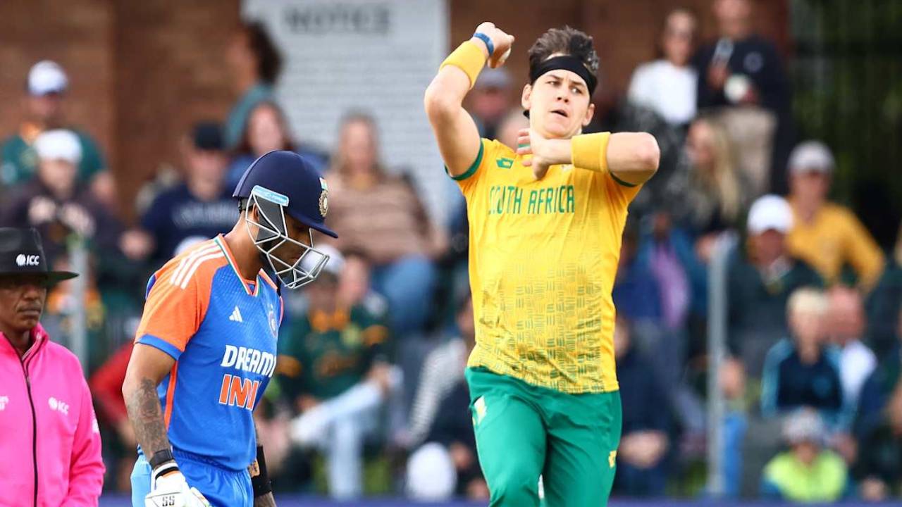 SA vs IND : భారత్ పై టీ20 సిరీస్ ఓటమి.. దక్షిణాఫ్రికా పేసర్కు షాకిచ్చిన ఐసీసీ SA vs IND : భారత్ పై టీ20 సిరీస్ ఓటమి.. దక్షిణాఫ్రికా పేసర్కు షాకిచ్చిన ఐసీసీ