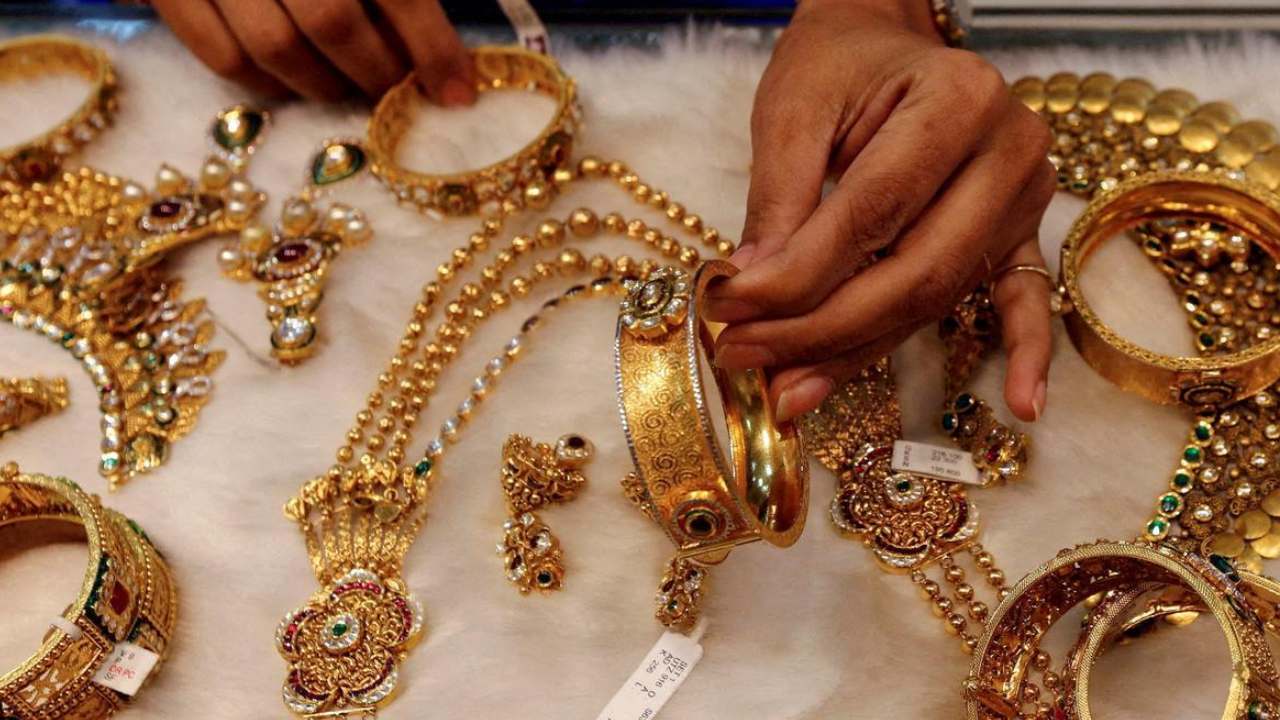 Gold Price : మరోసారి భారీగా తగ్గిన బంగారం, వెండి ధరలు.. తులం గోల్డ్ రేటు ఎంతో తెలుసా? Gold Price : మరోసారి భారీగా తగ్గిన బంగారం, వెండి ధరలు.. తులం గోల్డ్ రేటు ఎంతో తెలుసా?