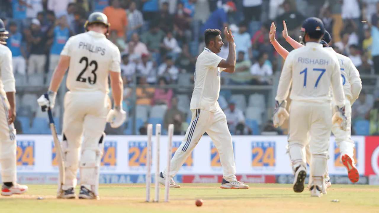 IND vs NZ: కివీస్తో మూడో టెస్ట్.. పట్టు బిగించిన భారత్.. ఇక భారమంతా బ్యాటర్లదే IND vs NZ: కివీస్తో మూడో టెస్ట్.. పట్టు బిగించిన భారత్.. ఇక భారమంతా బ్యాటర్లదే