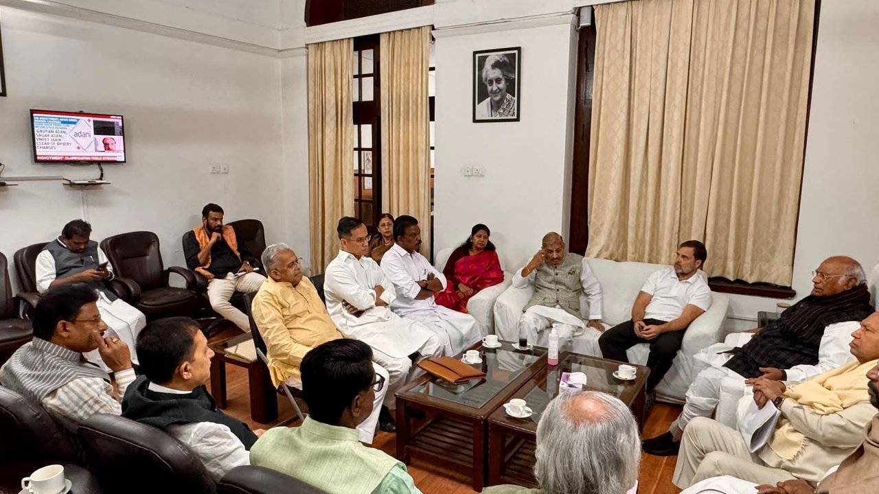 Parliament: ‘అదానీ’ వ్యవహారంపై తగ్గేది లేదు.. లోక్సభలో మళ్లీ గందరగోళం.. రాజ్యసభ రేపటికి వాయిదా Parliament: ‘అదానీ’ వ్యవహారంపై తగ్గేది లేదు.. లోక్సభలో మళ్లీ గందరగోళం.. రాజ్యసభ రేపటికి వాయిదా