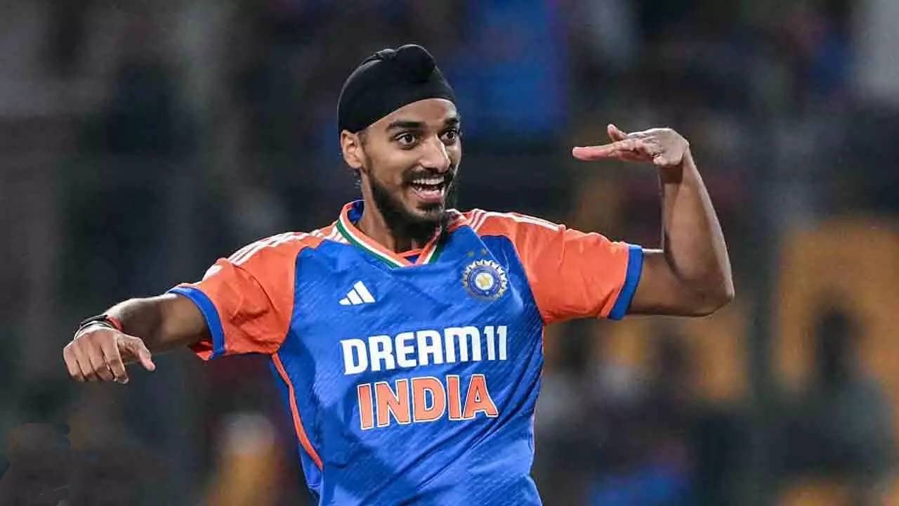 IPL Auction 2025 : ఐపీఎల్ మెగా వేలం.. తొలి ప్లేయర్గా అర్ష్దీప్ సింగ్.. రూ.18 కోట్లకు పంజాబ్ సొంతం IPL Auction 2025 : ఐపీఎల్ మెగా వేలం.. తొలి ప్లేయర్గా అర్ష్దీప్ సింగ్.. రూ.18 కోట్లకు పంజాబ్ సొంతం