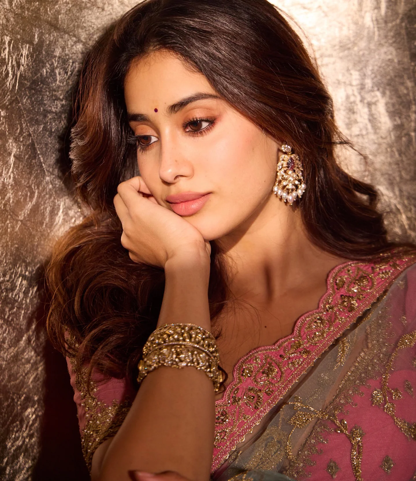 Janhvi Kapoor Mesmerizing Looks in Saree for Diwali