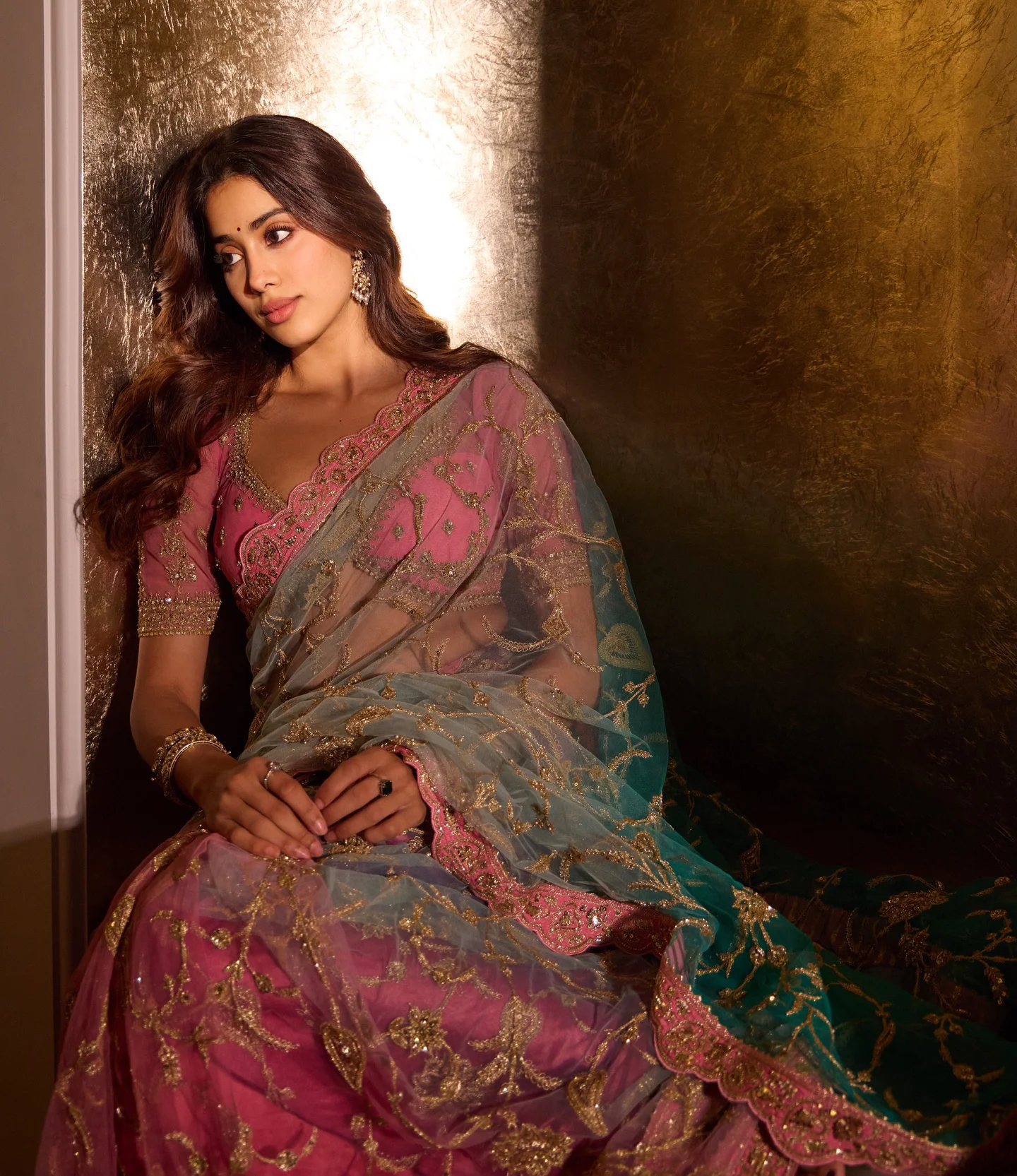 Janhvi Kapoor Mesmerizing Looks in Saree for Diwali