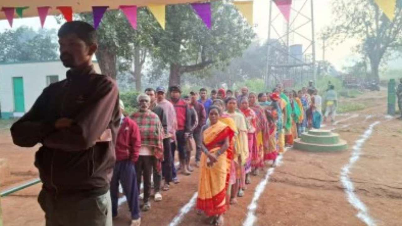 Jharkhand Election 2024: ఝార్ఖండ్లో కొనసాగుతున్న తొలివిడత పోలింగ్.. ఓటర్లకు గర్నవర్ కీలక విజ్ఞప్తి Jharkhand Election 2024: ఝార్ఖండ్లో కొనసాగుతున్న తొలివిడత పోలింగ్.. ఓటర్లకు గర్నవర్ కీలక విజ్ఞప్తి