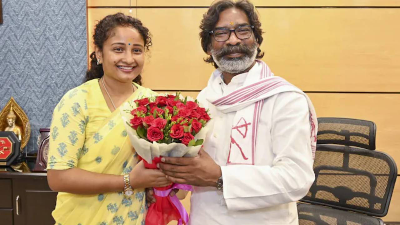 Jharkhand: జేఎంఎం కూటమి విక్టరీలో ‘కల్పన సోరెన్’ మార్క్.. ఆమె మెజార్టీ ఎంతంటే? Jharkhand: జేఎంఎం కూటమి విక్టరీలో ‘కల్పన సోరెన్’ మార్క్.. ఆమె మెజార్టీ ఎంతంటే?