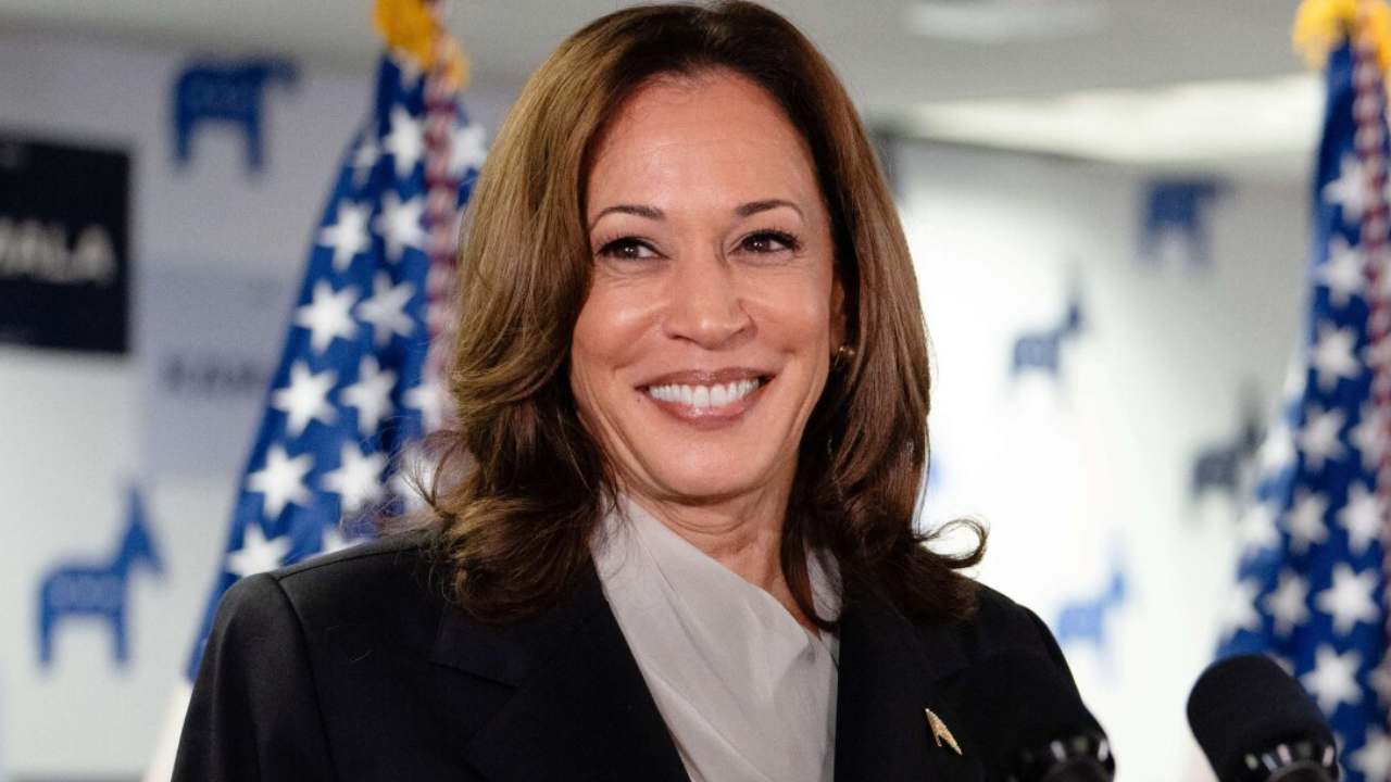 Kamala Harris: డెమోక్రటిక్ పార్టీ అధ్యక్ష అభ్యర్థి కమలా హారిస్ కుటుంబ నేపథ్యం.. రాజకీయ ప్రస్థానం Kamala Harris: డెమోక్రటిక్ పార్టీ అధ్యక్ష అభ్యర్థి కమలా హారిస్ కుటుంబ నేపథ్యం.. రాజకీయ ప్రస్థానం