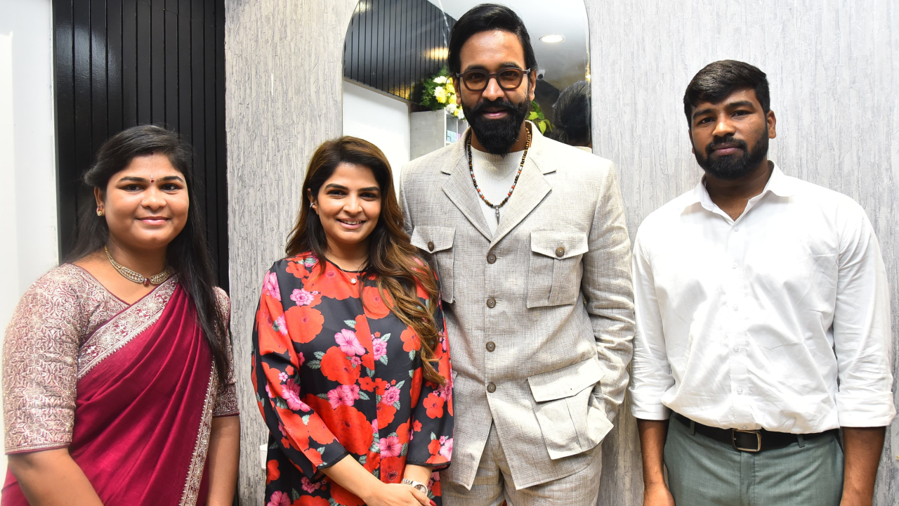 Manchu Vishnu : తన హెయిర్ స్టైలిస్ట్ షాప్ ఓపెనింగ్ కి వెళ్ళిన మంచు విష్ణు.. అతనికి ఎంత సపోర్ట్ చేశాడో తెలుసా.. Manchu Vishnu : తన హెయిర్ స్టైలిస్ట్ షాప్ ఓపెనింగ్ కి వెళ్ళిన మంచు విష్ణు.. అతనికి ఎంత సపోర్ట్ చేశాడో తెలుసా..