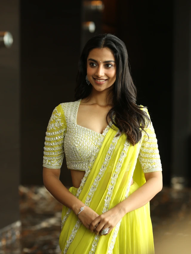 Meenaakshi Chaudhary Mesmerizing Looks in Saree