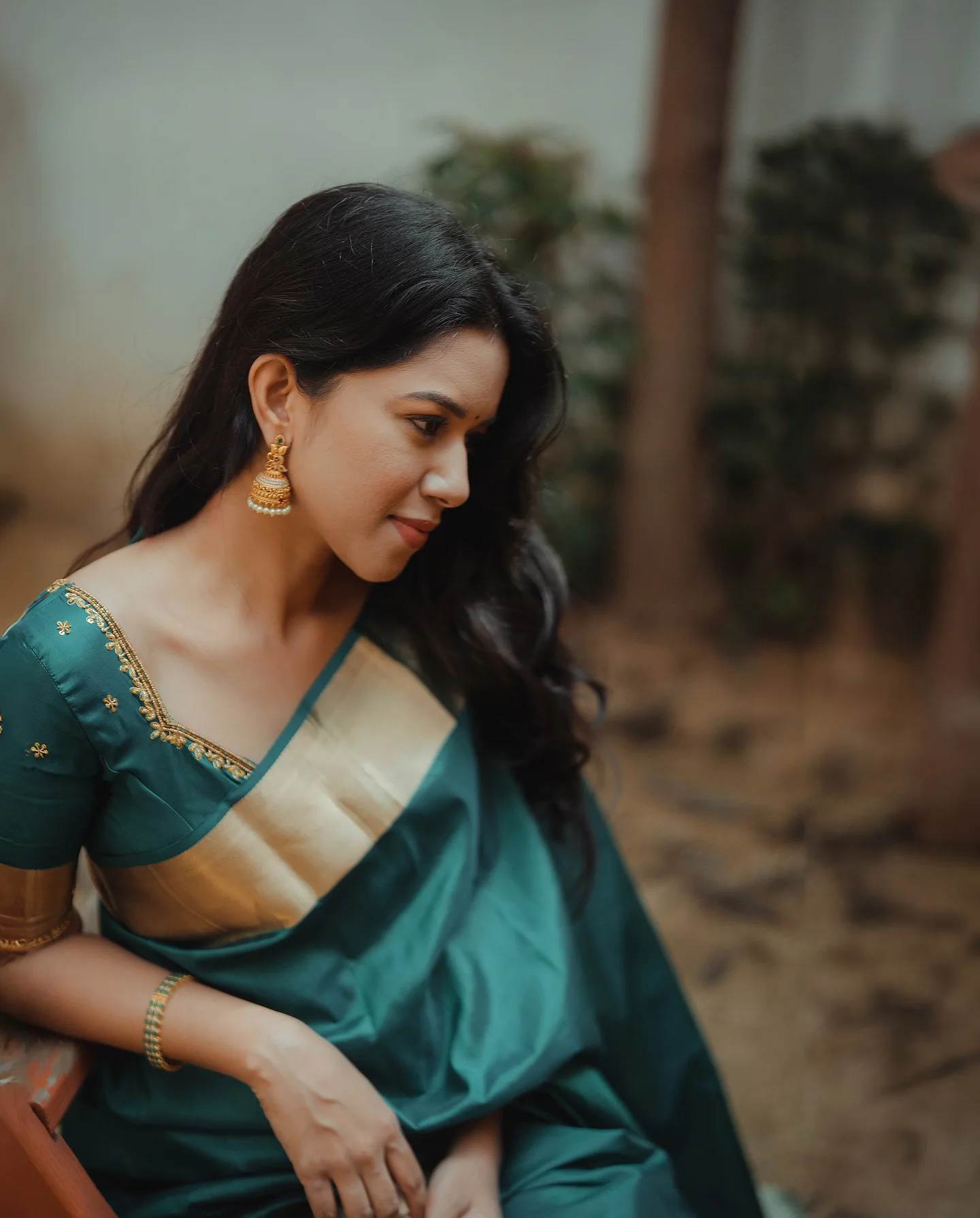 Mirnalini Ravi Melting Hearts with Saree Looks