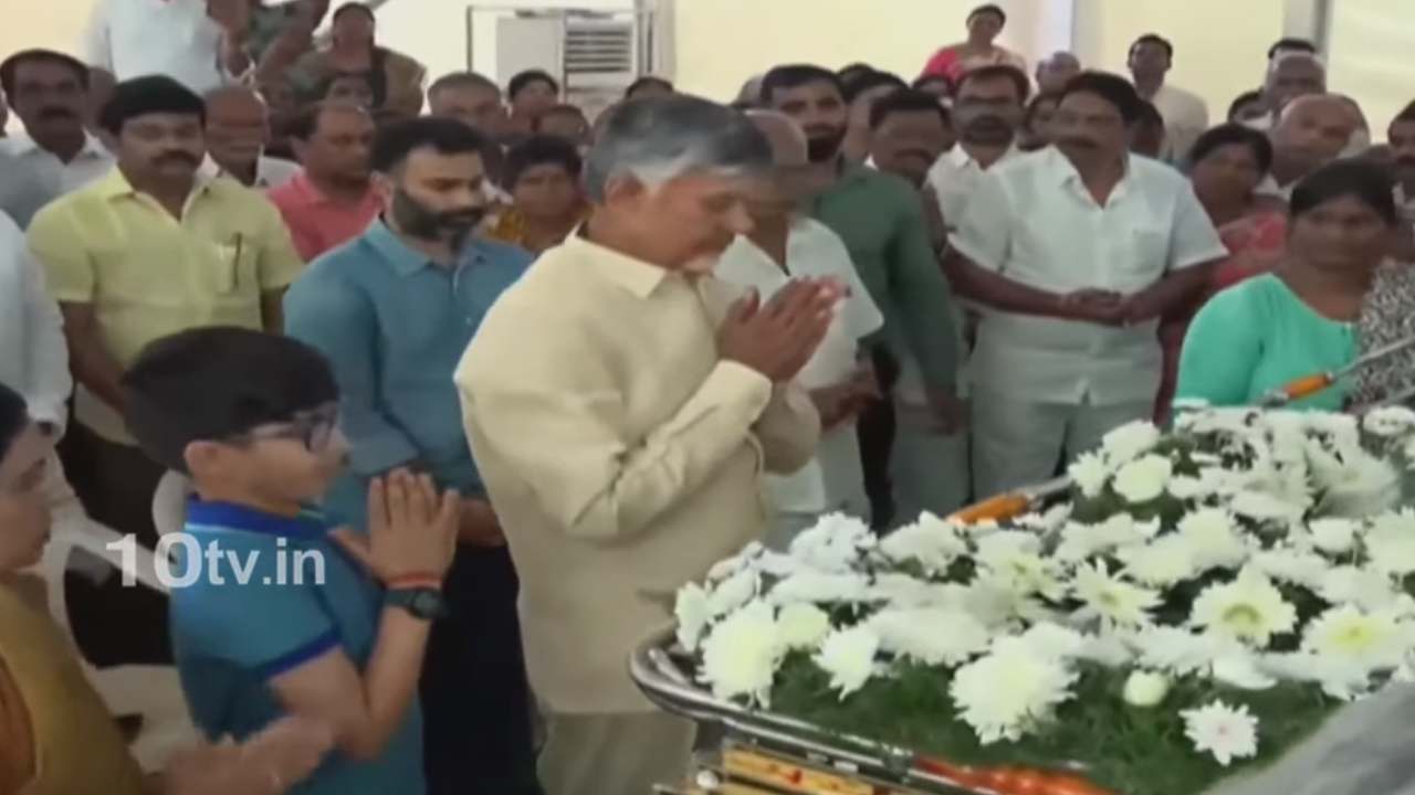 Nara Rammurthy Naidu: నారావారిపల్లెకు రామ్మూర్తి నాయుడి పార్థివ దేహం.. నివాళులర్పించిన రాజకీయ ప్రముఖులు Nara Rammurthy Naidu: నారావారిపల్లెకు రామ్మూర్తి నాయుడి పార్థివ దేహం.. నివాళులర్పించిన రాజకీయ ప్రముఖులు