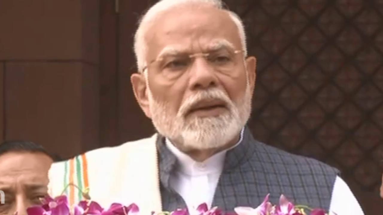 PM Modi: వారు ప్రజాస్వామ్య స్ఫూర్తిని గౌరవించరు.. విపక్షాలపై ప్రధాని నరేంద్ర మోదీ ఆగ్రహం PM Modi: వారు ప్రజాస్వామ్య స్ఫూర్తిని గౌరవించరు.. విపక్షాలపై ప్రధాని నరేంద్ర మోదీ ఆగ్రహం