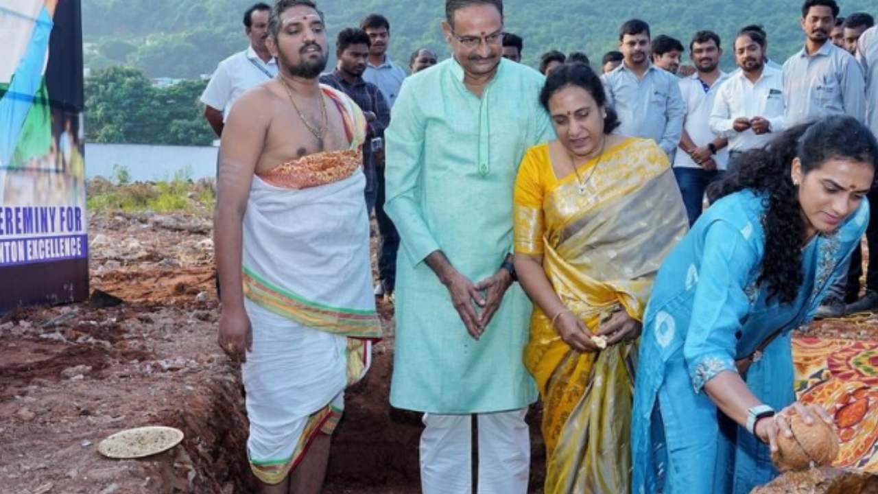 PV Sindhu: విశాఖలో బ్యాడ్మింటన్ అకాడమీ నిర్మాణానికి పీవీ సింధు భూమిపూజ.. ఫొటోలు వైరల్ PV Sindhu: విశాఖలో బ్యాడ్మింటన్ అకాడమీ నిర్మాణానికి పీవీ సింధు భూమిపూజ.. ఫొటోలు వైరల్