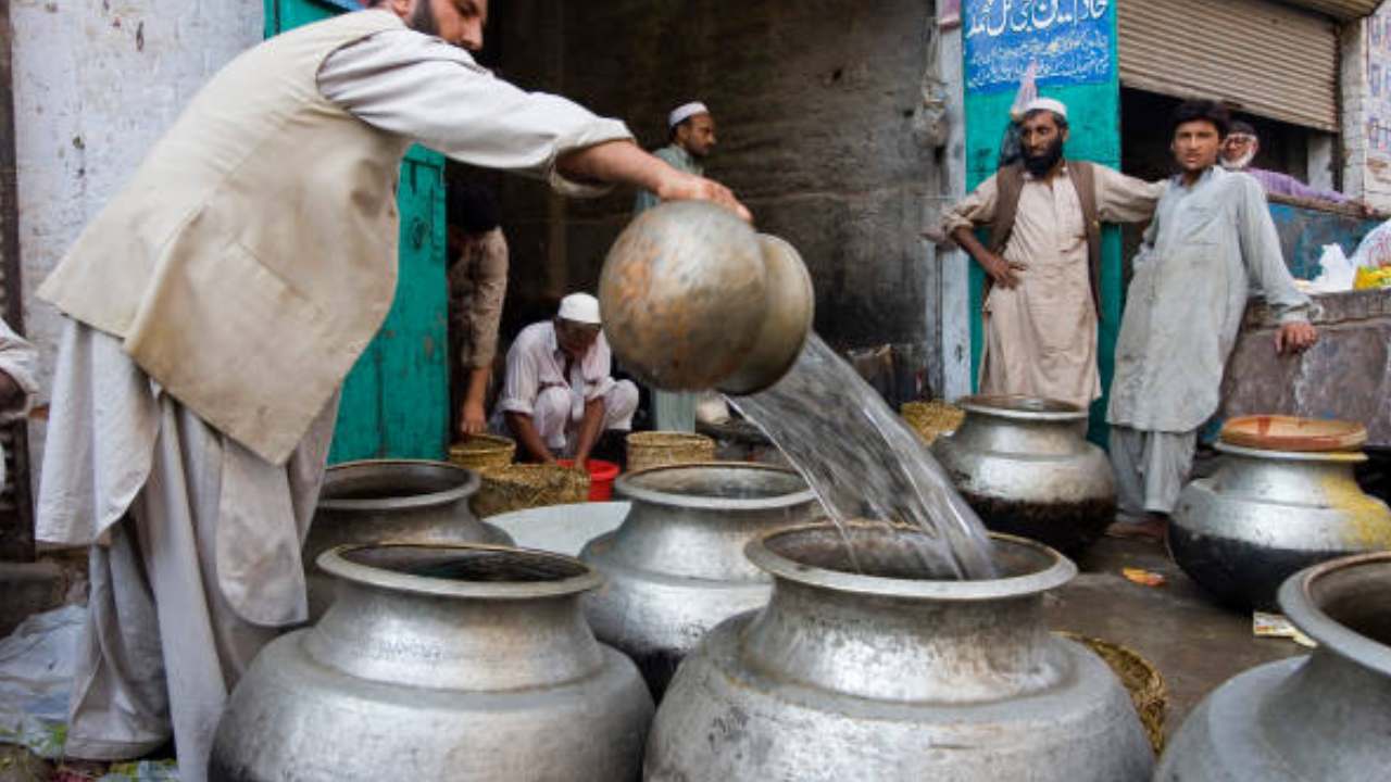 Pakistan: పాకిస్థాన్లో బిచ్చగాడి కుటుంబం భారీ విందు.. వీడియోలు వైరల్.. ఆశ్చర్యపోతున్న నెటిజన్లు Pakistan: పాకిస్థాన్లో బిచ్చగాడి కుటుంబం భారీ విందు.. వీడియోలు వైరల్.. ఆశ్చర్యపోతున్న నెటిజన్లు