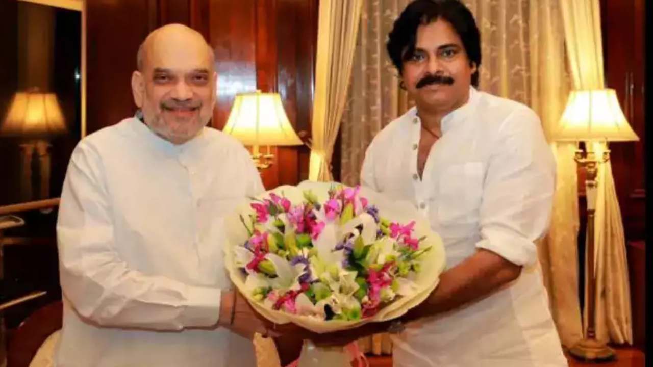 Pawan Kalyan: ఢిల్లీకి పవన్ కల్యాణ్.. సాయంత్రం అమిత్ షాతో భేటీ.. పవన్ పర్యటనపై సర్వత్రా ఆసక్తి Pawan Kalyan: ఢిల్లీకి పవన్ కల్యాణ్.. సాయంత్రం అమిత్ షాతో భేటీ.. పవన్ పర్యటనపై సర్వత్రా ఆసక్తి