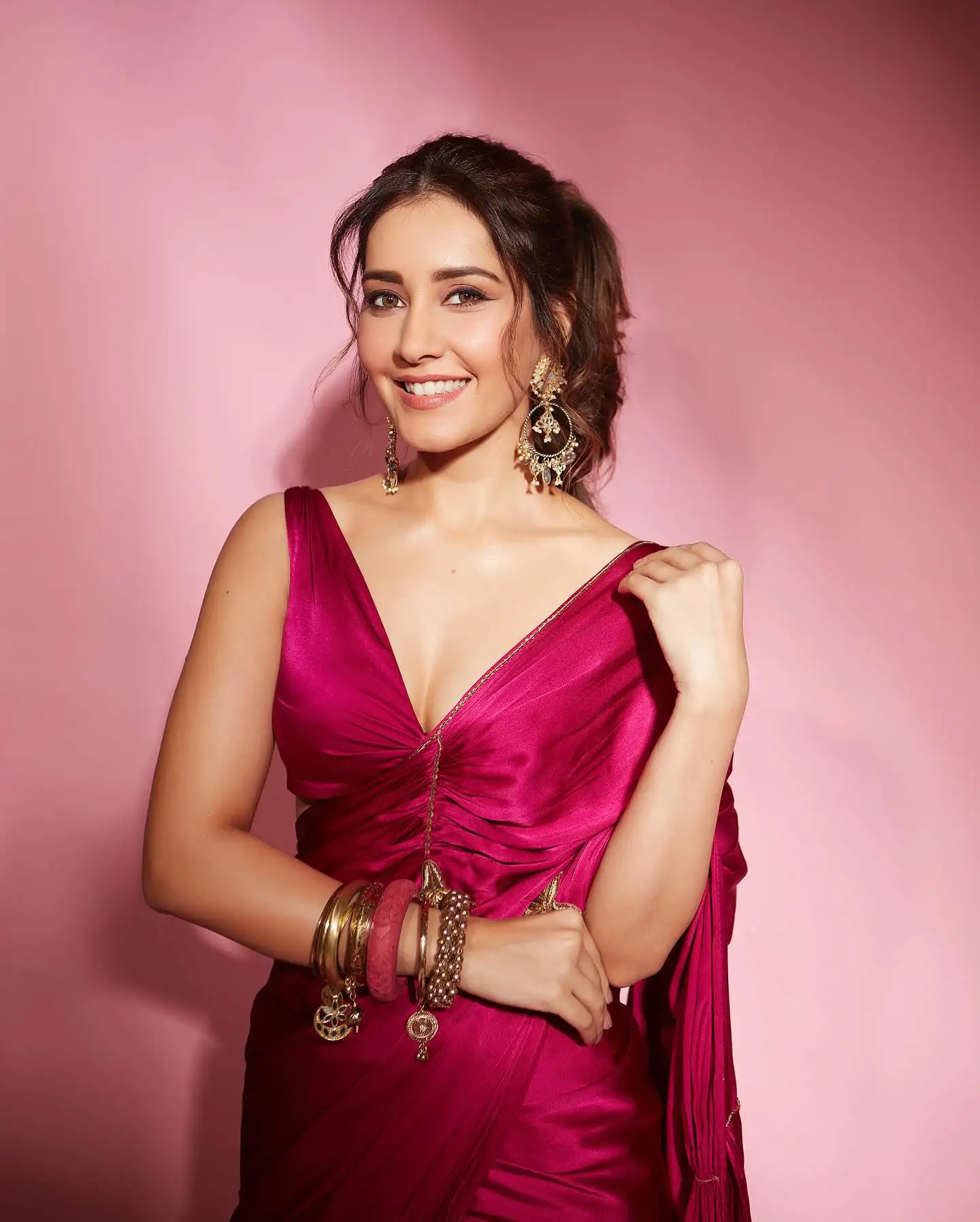 Raashii Khanna Ravishing Looks in saree