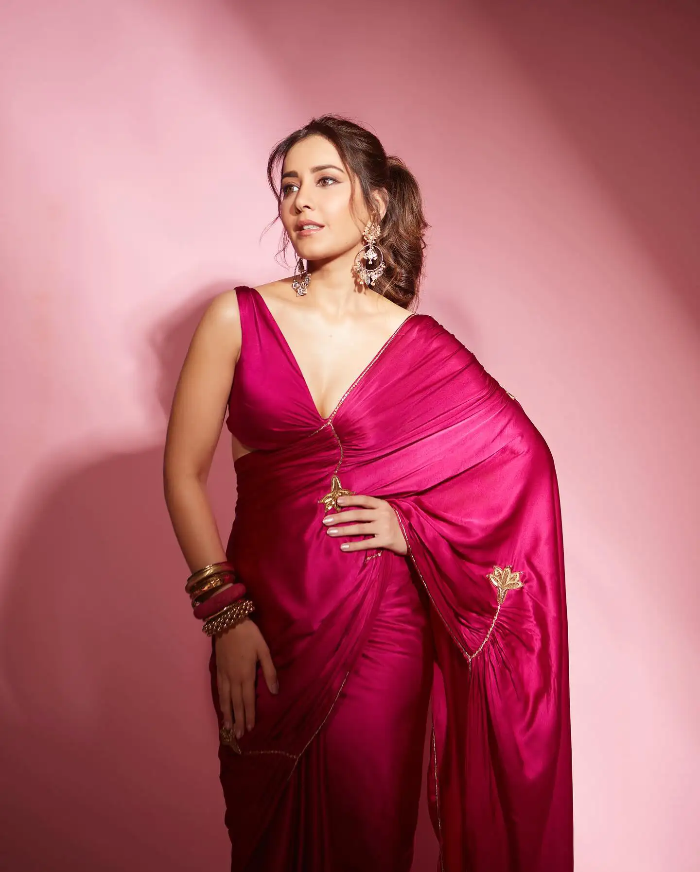 Raashii Khanna Ravishing Looks in saree