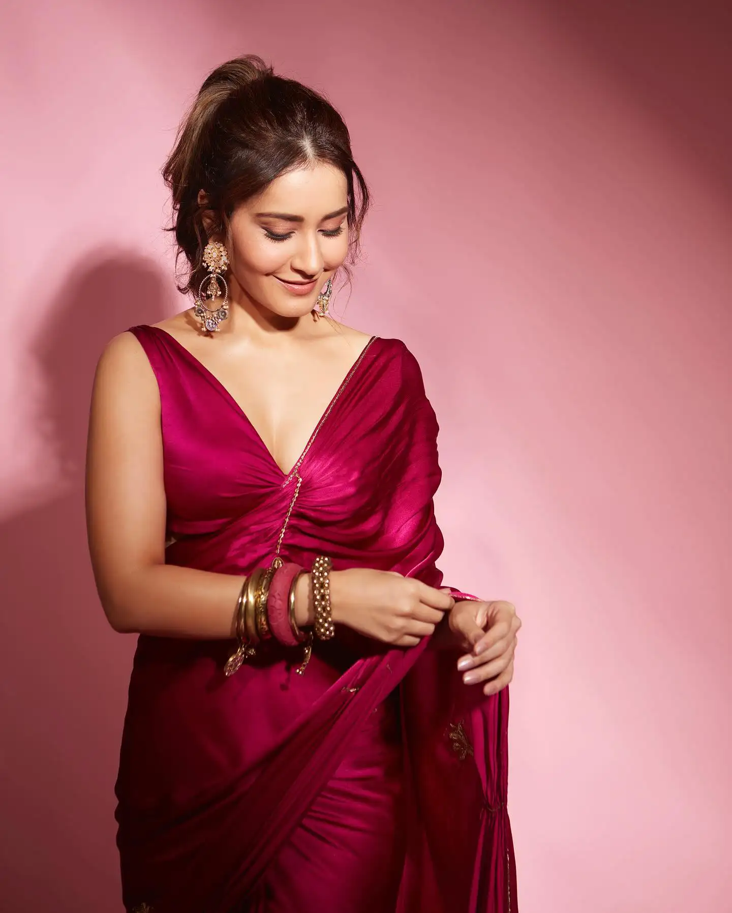 Raashii Khanna Ravishing Looks in saree