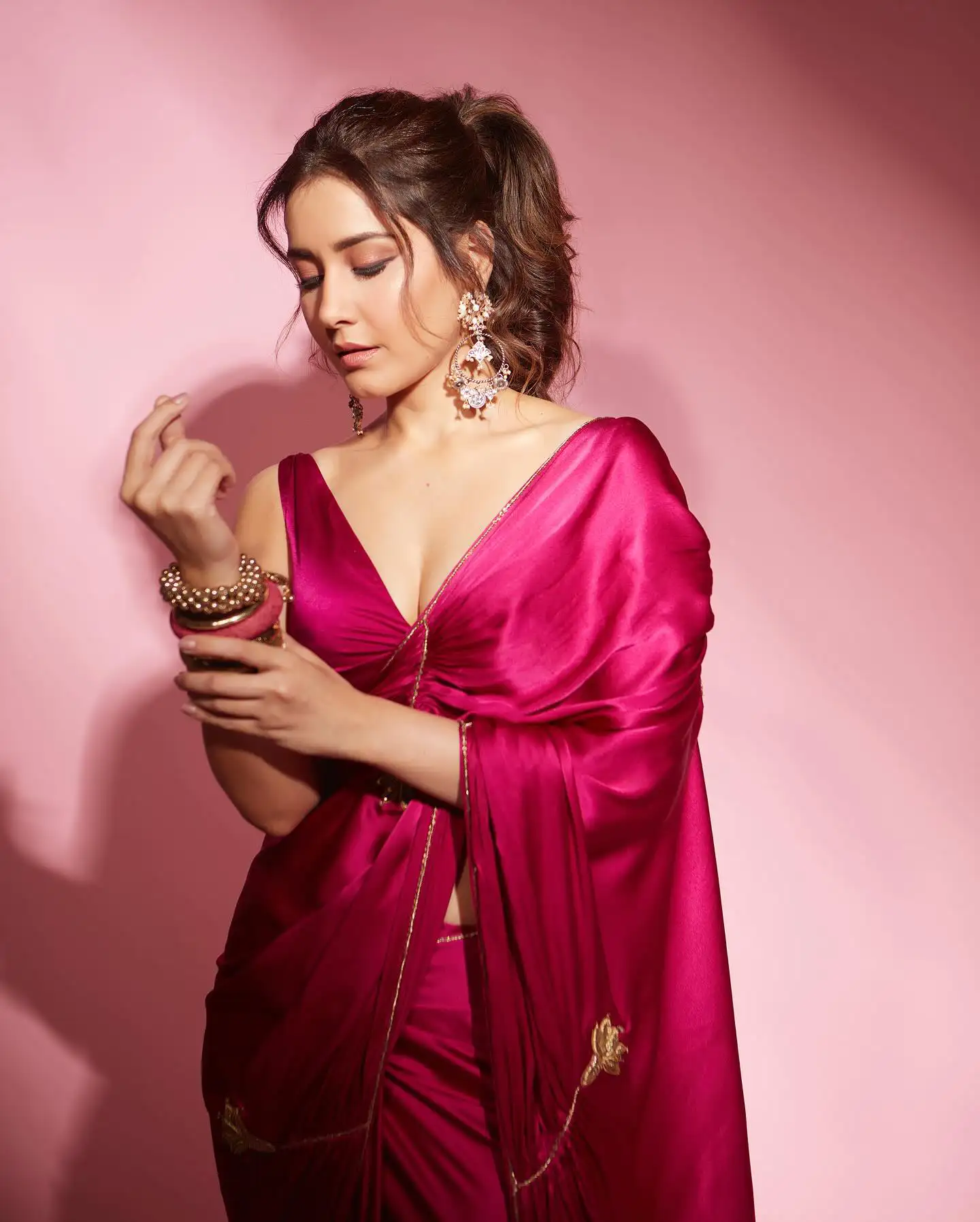 Raashii Khanna Ravishing Looks in saree