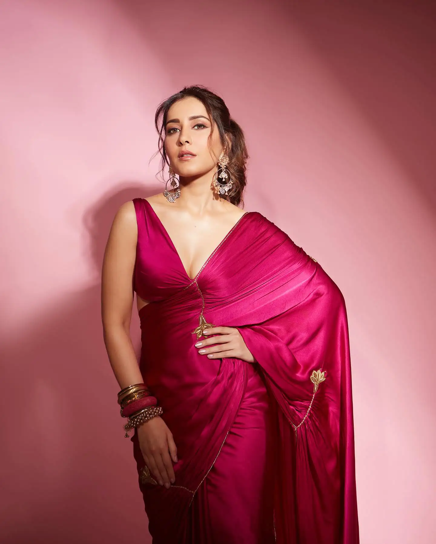 Raashii Khanna Ravishing Looks in saree