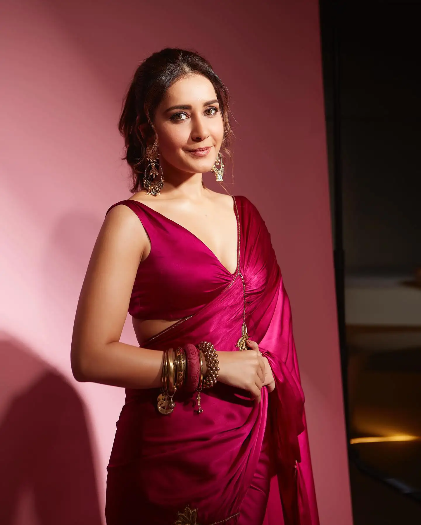 Raashii Khanna Ravishing Looks in saree