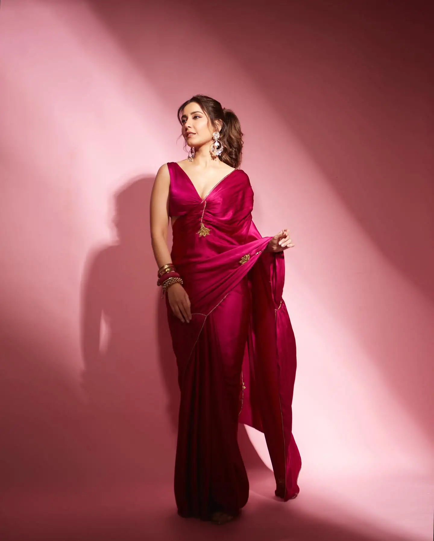 Raashii Khanna Ravishing Looks in saree