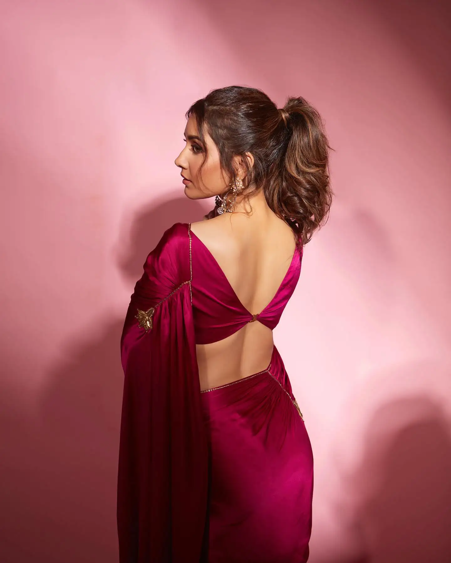 Raashii Khanna Ravishing Looks in saree