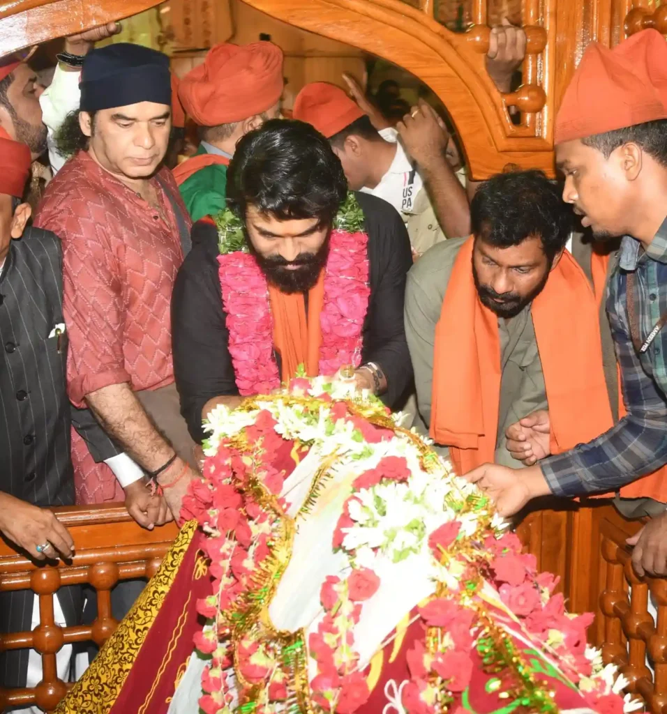 Ram Charan Visits Kadapa Dargah So Many Fans Welcomed 