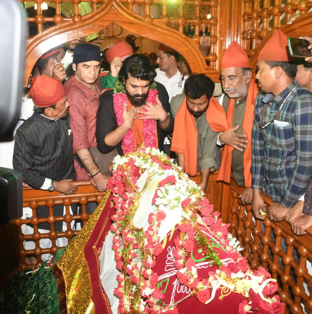 Ram Charan Visits Kadapa Dargah So Many Fans Welcomed 